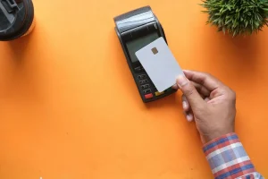 افتتاح حساب بانکی در دبی؛ کارت بانکی و دستگاه کارتخوان