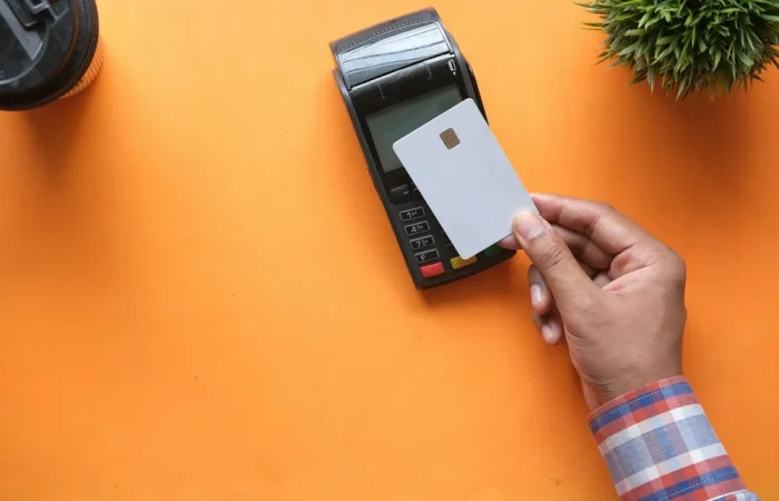 افتتاح حساب بانکی در دبی؛ کارت بانکی و دستگاه کارتخوان