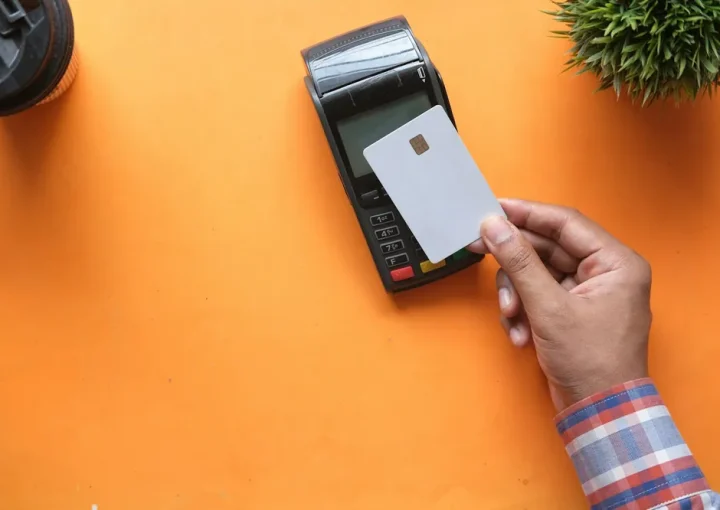 افتتاح حساب بانکی در دبی؛ کارت بانکی و دستگاه کارتخوان