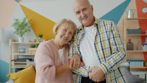 اقامت والدین در دبی؛ زوج سالمند کنار هم در خانه